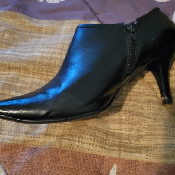 Anne Klein ankle boots. Size 11M - Picture 2 of 3